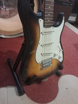 Guitarra Eléctrica Squier Stratocaster