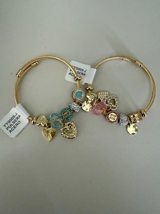 Pulseras tipo Pandora doradas con dijes