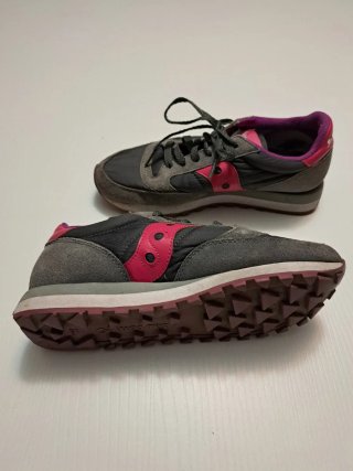 Zapatillas Saucony grises y rosas