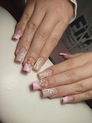 Manicurista con un año de experiencia