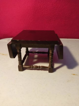 Tavolo in miniatura in scala 1/12