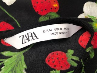 Mono corto Zara fresas y flores · Negro · Talla M
