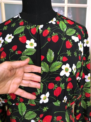 Mono corto Zara fresas y flores · Negro · Talla M