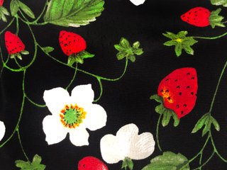 Mono corto Zara fresas y flores · Negro · Talla M