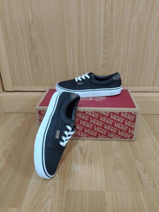Zapatillas Vans Negras y Blancas