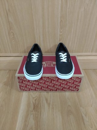 Zapatillas Vans Negras y Blancas