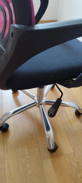 Silla de escritorio  megra y de regalo la rosa