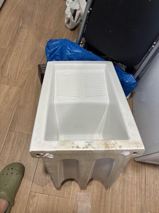Lavadero de cerámica blanco con mueble