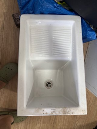 Lavadero de cerámica blanco con mueble