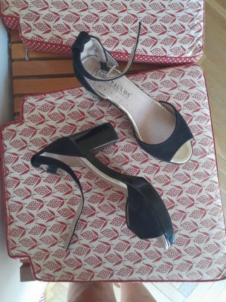 Zapatos de fiesta Pitillos negros y dorados T.38
