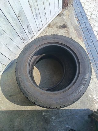 Neumático michelín de coche 215/60/16. 99h