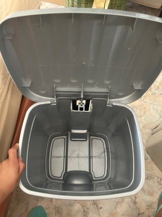 Cubo de basura gris con pedal