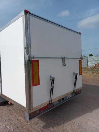 Remolque cerrado 3500 kilos