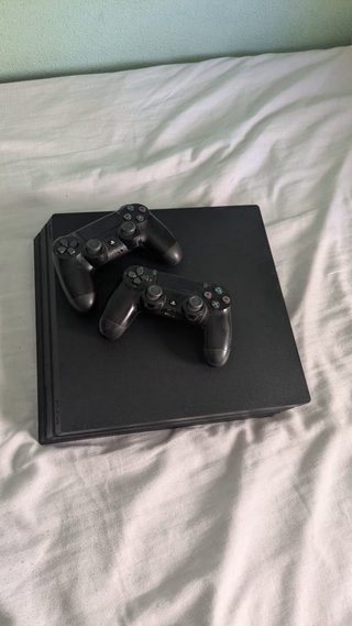 PS4 Pro 1TB + 2 Mandos + Cable Carga