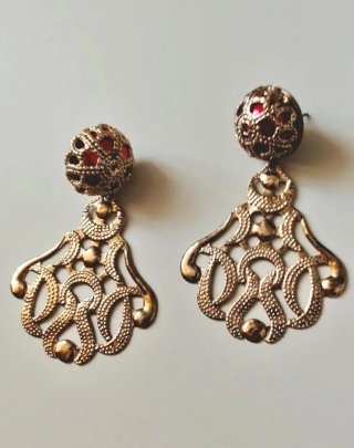 Pendientes vintage dorados con detalles rojos