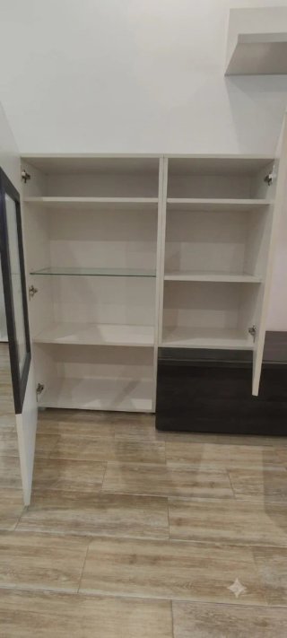 Mueble TV con vitrina y estantería
