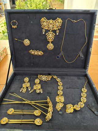 Completo set di gioielli dorati con strass