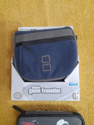 NUEVO. Lote Fundas Oficial Nintendo + protectores