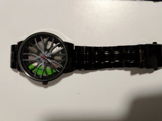 Reloj rueda de coche deportivo.