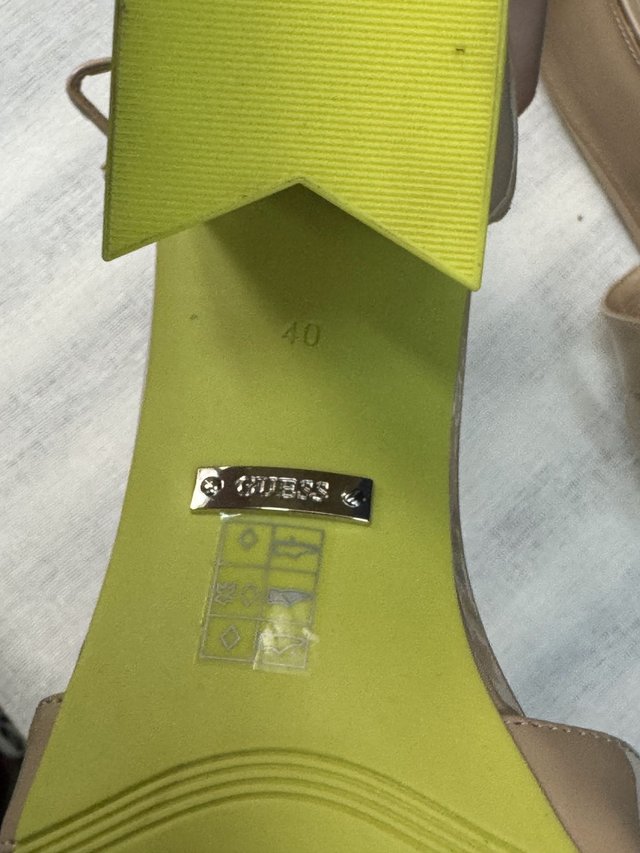 Sandalias de tacón Guess – Nude charol/amarillo