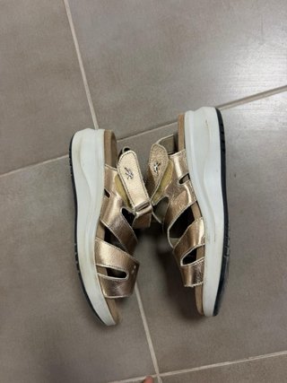 Sandalias doradas mujer