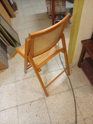 Sedia pieghevole vintage in rattan e legno anni '70