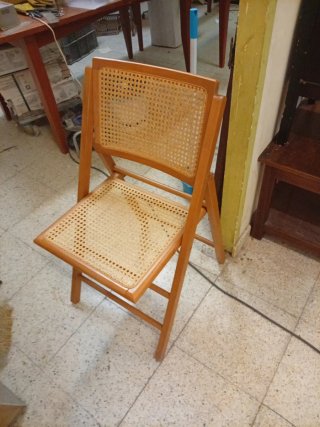 Sedia pieghevole vintage in rattan e legno anni '70