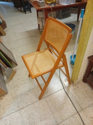 Sedia pieghevole vintage in rattan e legno anni '70