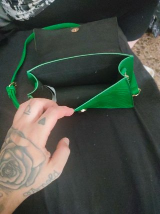 Bolso verde con cadena dorada