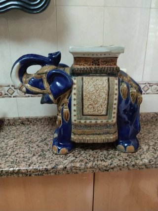 Elefante de cerámica azul y dorado