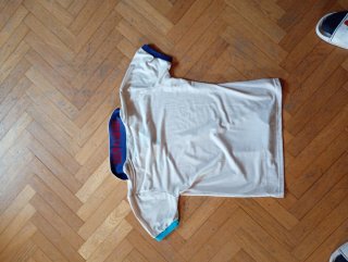 Polo beige con logo blu