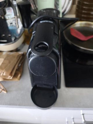 Cafetera Nespresso Negra Le falta la peq rejilla