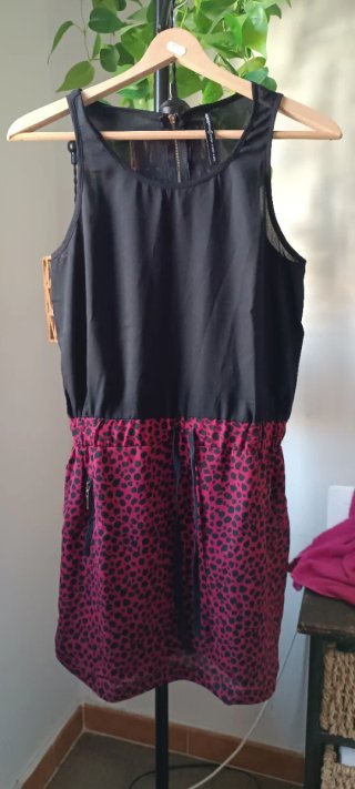 Vestido corto sin mangas de estilo casual.
