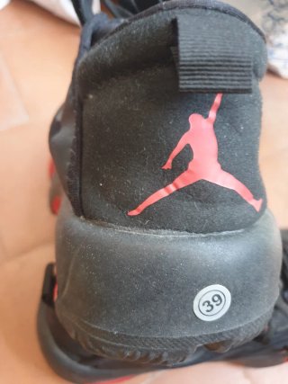 Zapatillas Jordan Negras y Rojas Talla 39