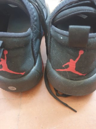 Zapatillas Jordan Negras y Rojas Talla 39