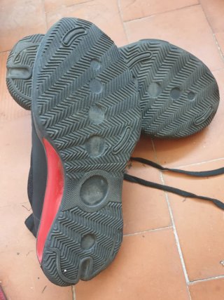 Zapatillas Jordan Negras y Rojas Talla 39