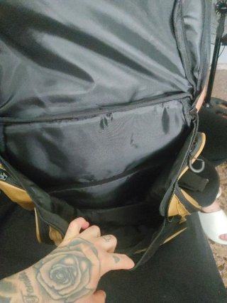 Mochila de pesca beige y negra