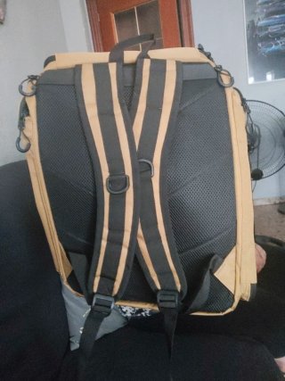 Mochila de pesca beige y negra