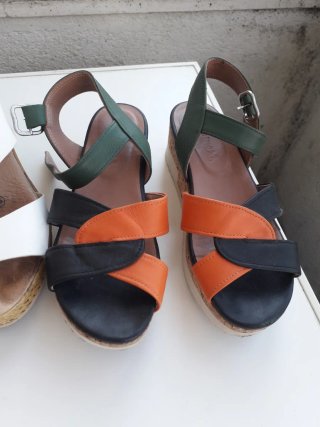 4 PARES DE SANDALIAS PIEL