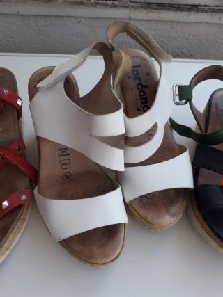 4 PARES DE SANDALIAS PIEL