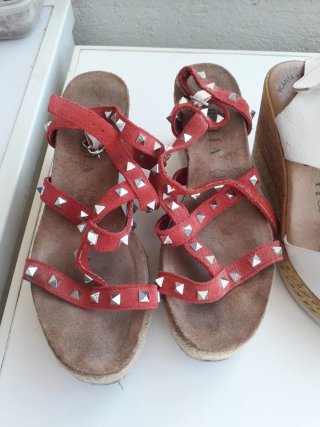 4 PARES DE SANDALIAS PIEL