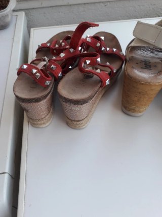 4 PARES DE SANDALIAS PIEL