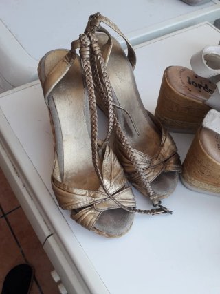 4 PARES DE SANDALIAS PIEL