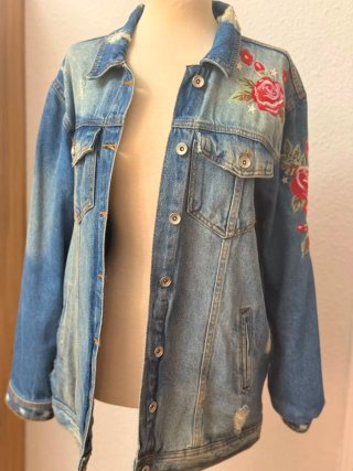 Cazadora vaquera bordada flores