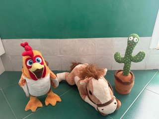 Lote 2 peluches: pollo que canta, caballo