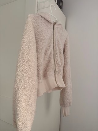 Chaqueta con capucha de borreguito