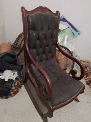 Mecedora antigua de piel y madera