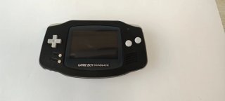 Game Boy Advance nera con extra