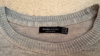 Jersey Bershka gris letras rosa