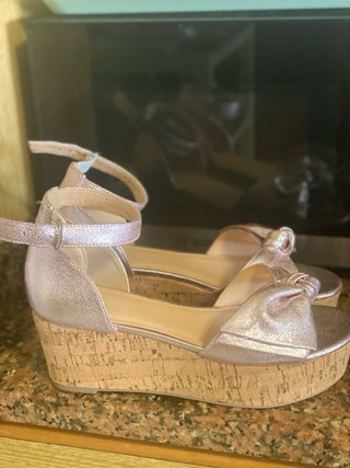 Sandalias rosas con lazo brillante